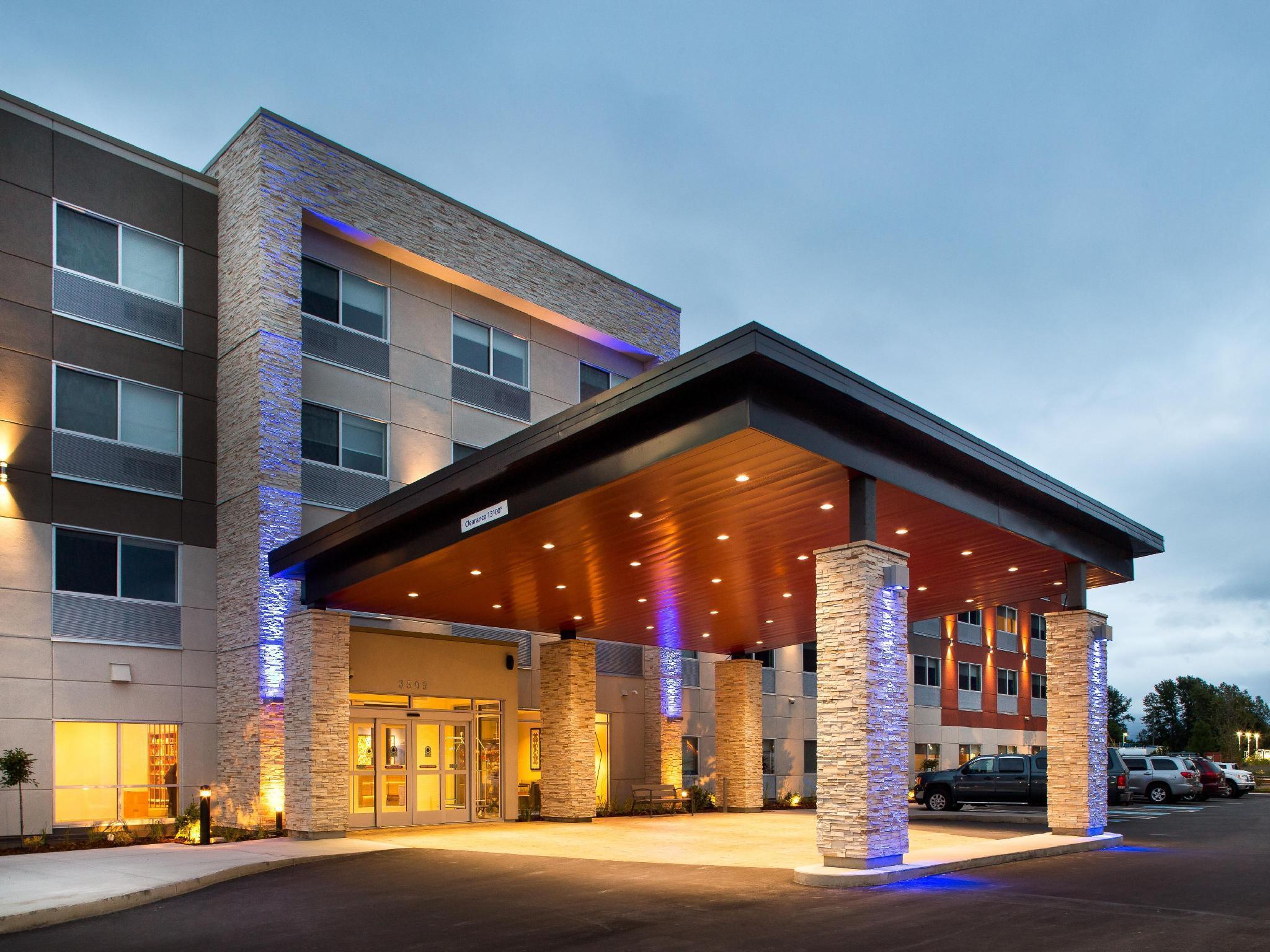 Holiday Inn Express & Suites Terrace By Ihg Buitenkant foto